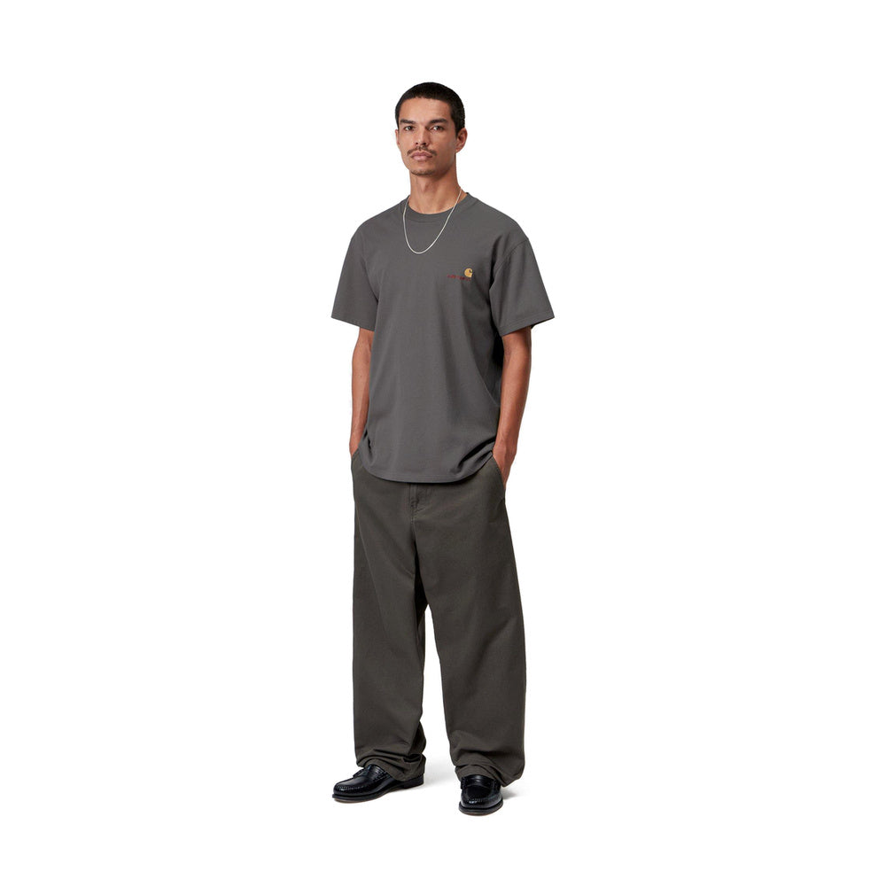 T-shirt Carhartt WIP S/S American Script T-Shirt Graphite – indossata figura intera