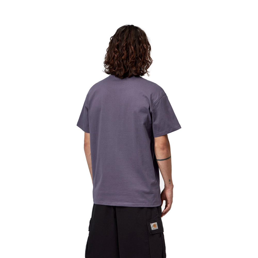 T-shirt Carhartt WIP S/S American Script T-Shirt Shady Purple – indossata vista posteriore