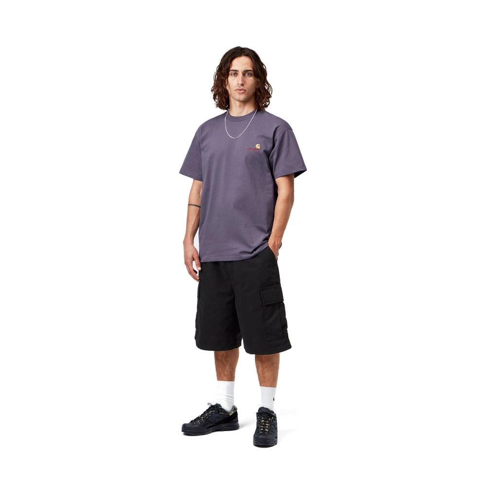 T-shirt Carhartt WIP S/S American Script T-Shirt Shady Purple – indossata figura intera