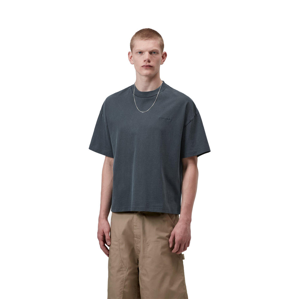 T-shirt Carhartt WIP S/S Benton T-Shirt Carbon Garment Dyed – indossata vista frontale