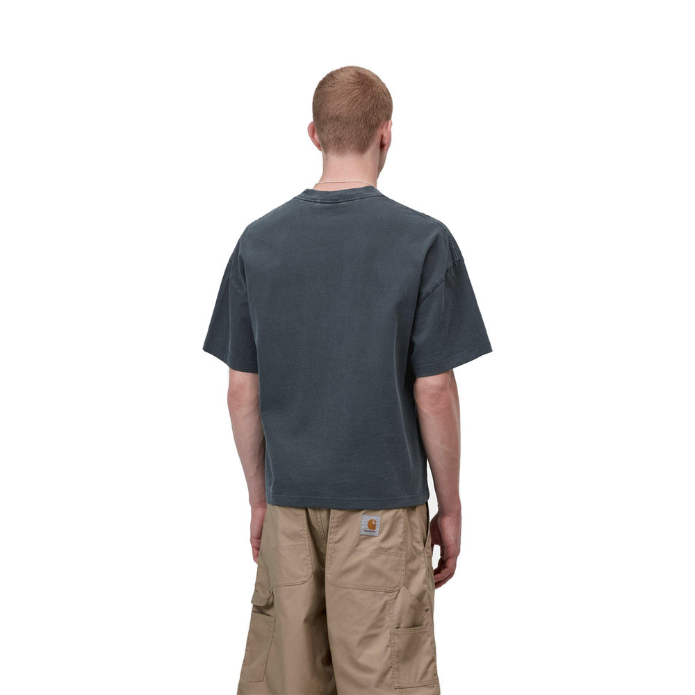 T-shirt Carhartt WIP S/S Benton T-Shirt Carbon Garment Dyed – indossata vista posteriore