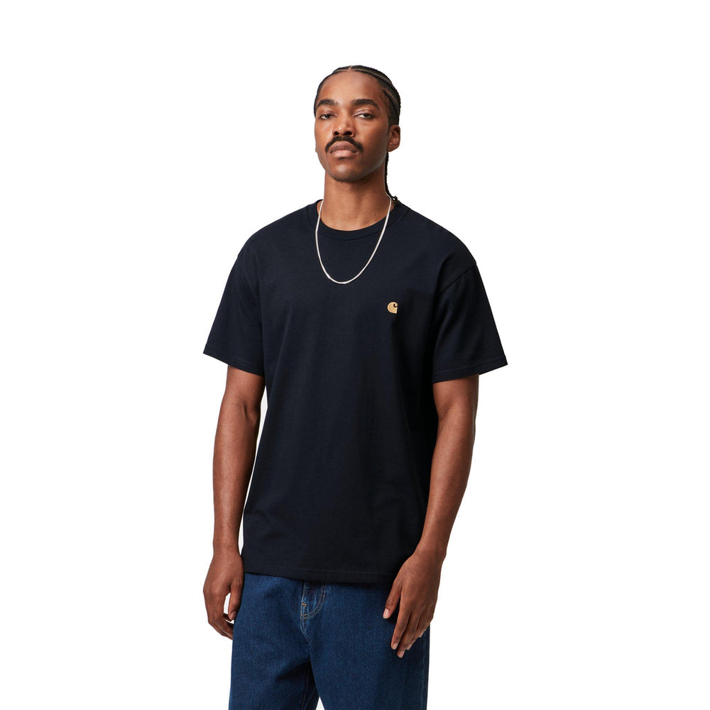 T-shirt Carhartt WIP S/S Chase T-Shirt Dark Navy / Gold – indossata vista frontale