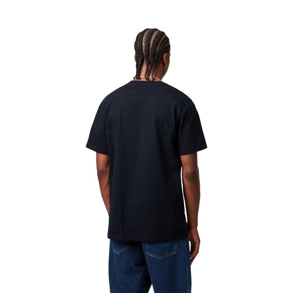 T-shirt Carhartt WIP S/S Chase T-Shirt Dark Navy / Gold – indossata vista posteriore