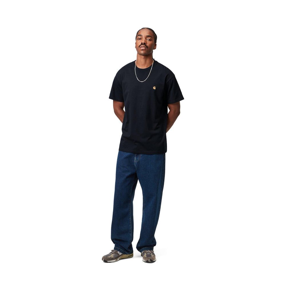 T-shirt Carhartt WIP S/S Chase T-Shirt Dark Navy / Gold – indossata figura intera