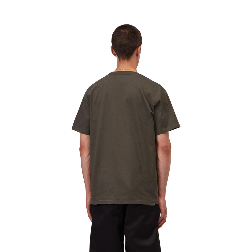 T-shirt Carhartt WIP S/S Chase T-Shirt Shungite / Gold – indossata vista posteriore