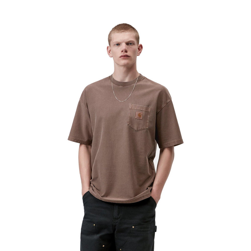 T-shirt Carhartt WIP S/S Loose Pocket T-Shirt Tobacco Garment Dyed – indossata vista frontale