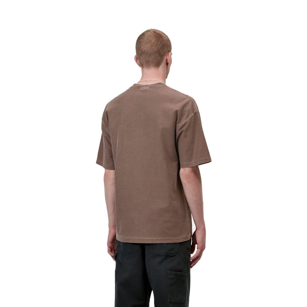 T-shirt Carhartt WIP S/S Loose Pocket T-Shirt Tobacco Garment Dyed – indossata vista posteriore