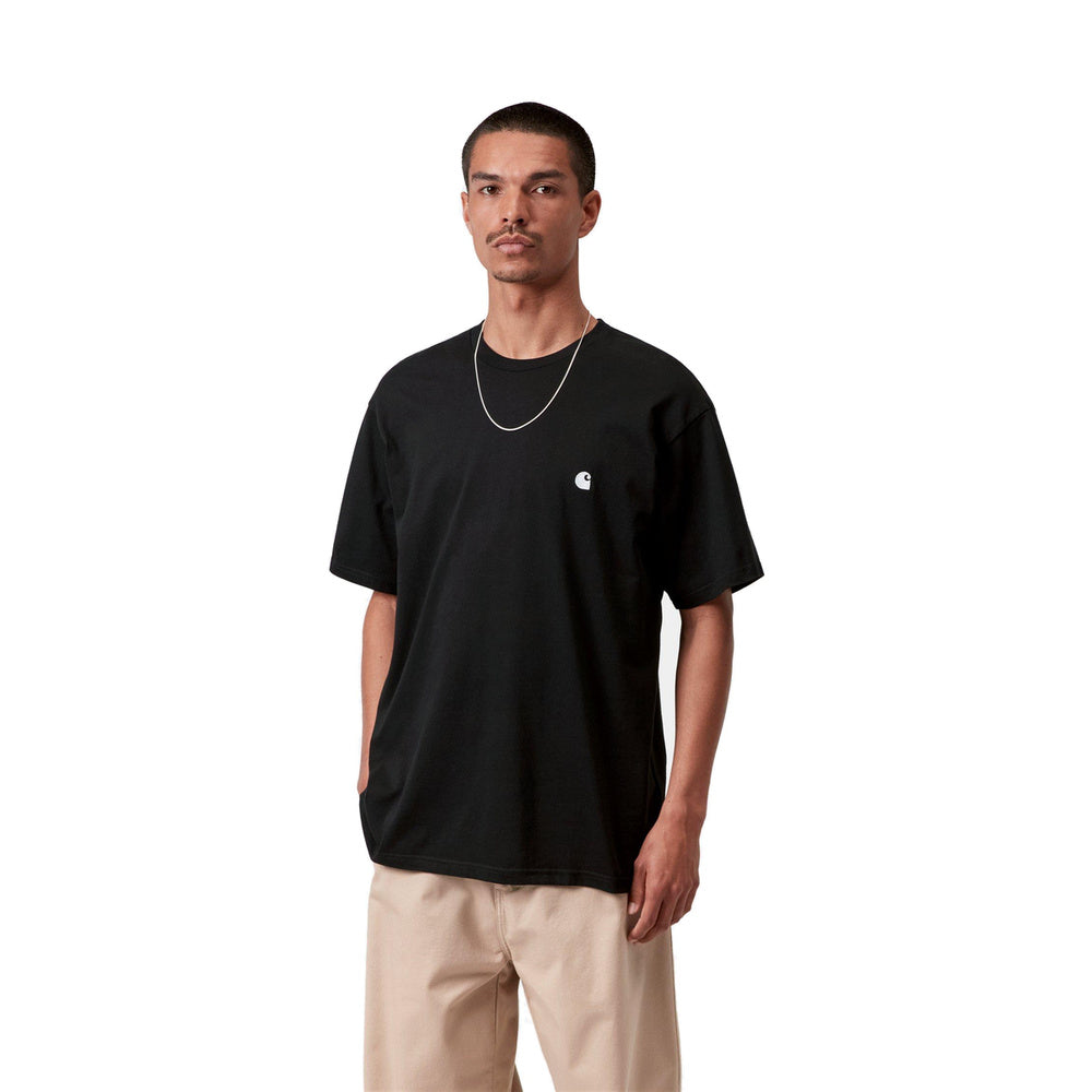 T-shirt Carhartt WIP S/S Madison T-Shirt Black / White – indossata vista frontale