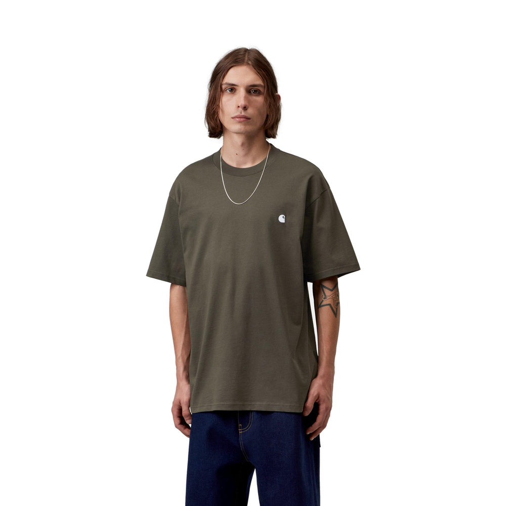 T-shirt Carhartt WIP S/S Madison T-Shirt Cypress / White – indossata vista frontale