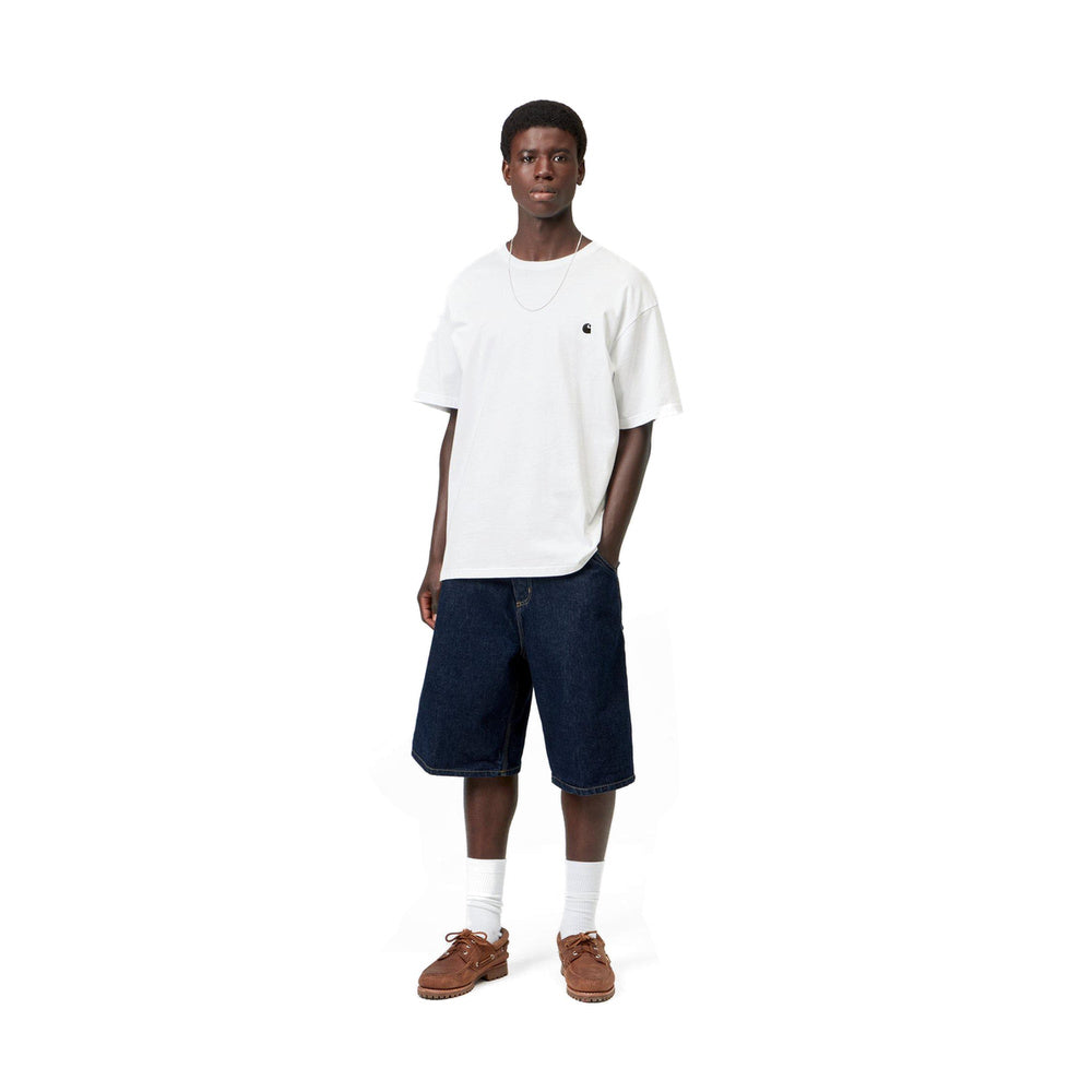 T-shirt Carhartt WIP S/S Madison T-Shirt White / Black – indossata figura intera