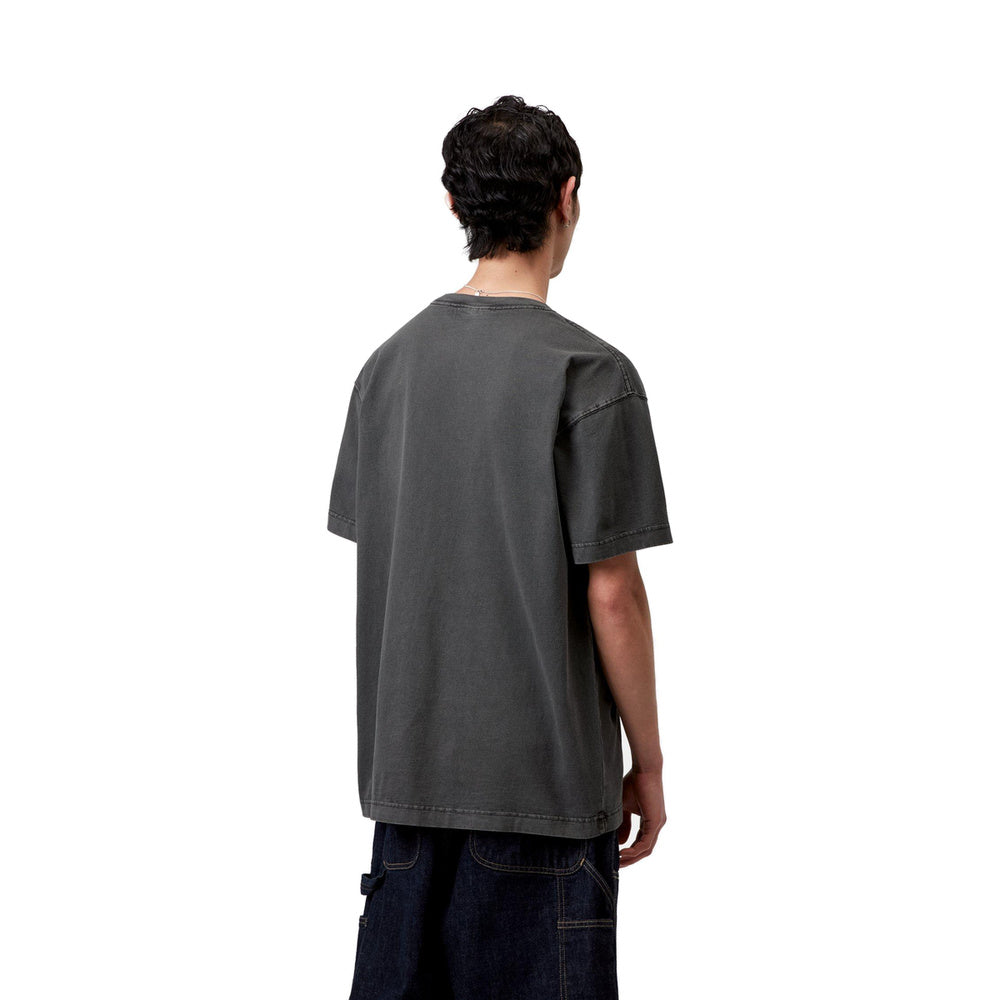 T-shirt Carhartt WIP S/S Nelson T-Shirt Black Garment Dyed – indossata vista posteriore