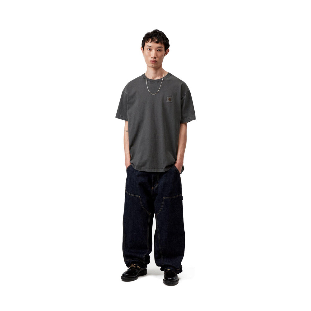 T-shirt Carhartt WIP S/S Nelson T-Shirt Black Garment Dyed – indossata figura intera