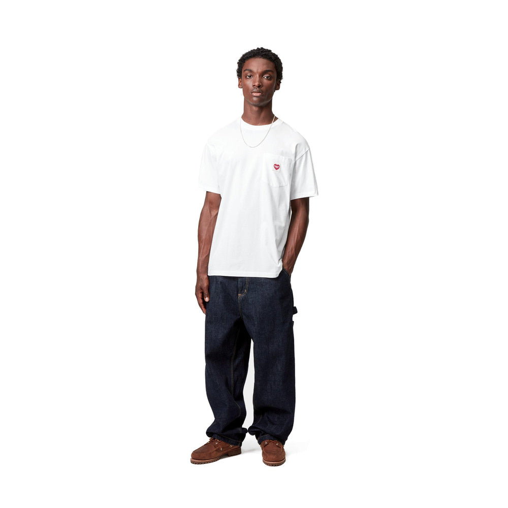 T-shirt Carhartt WIP S/S Pocket Heart T-Shirt White / Red – indossata figura intera