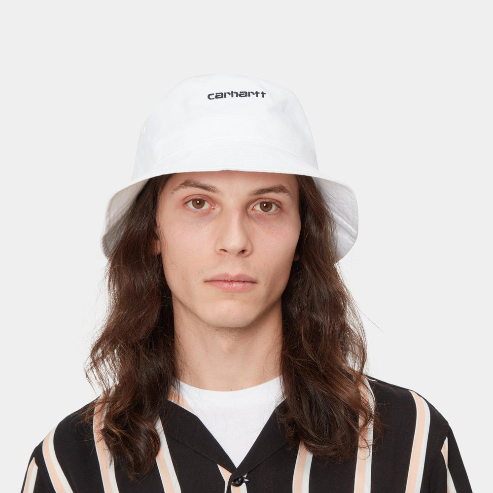 Cappello Carhartt WIP Script Bucket Hat White / Black – indossato