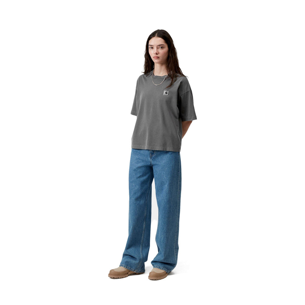 T-shirt Carhartt WIP W' S/S Nelson T-Shirt Black Garment Dyed – indossata figura intera