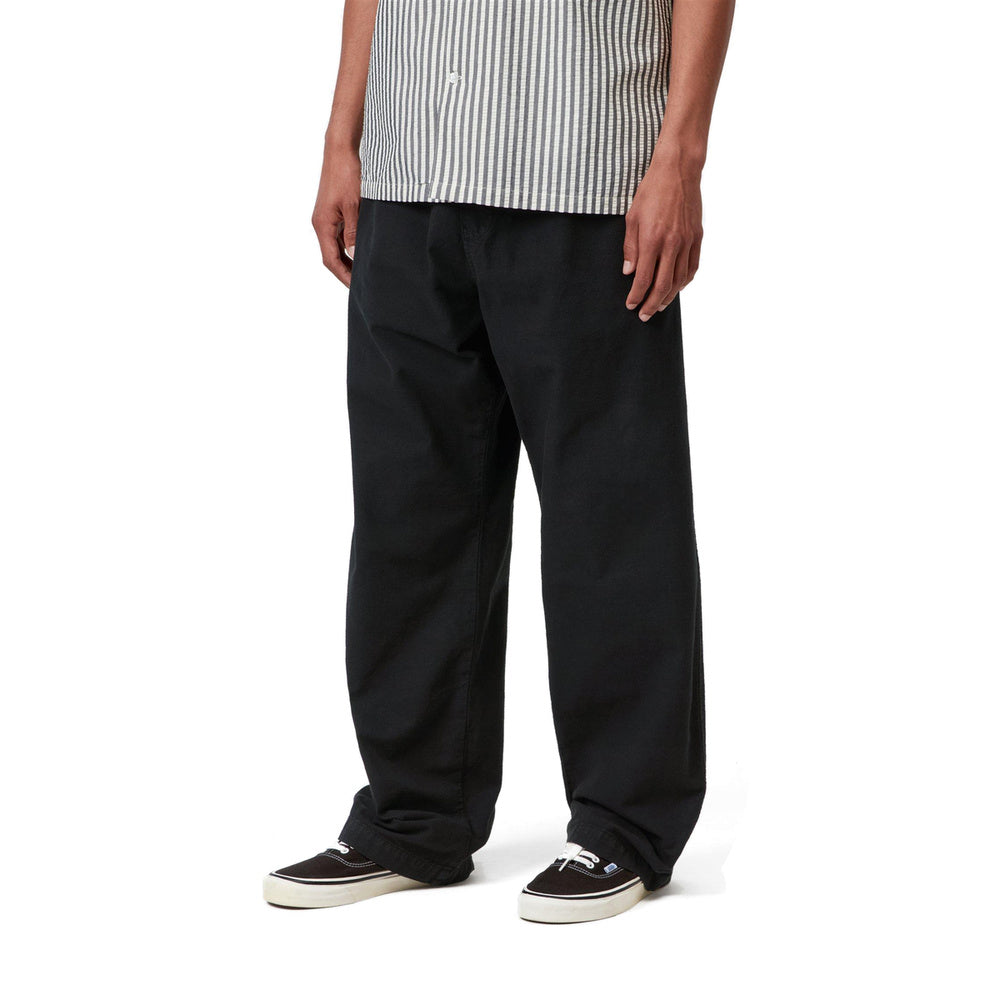 Pantaloni Carhartt WIP Walton Pant Black Garment Dyed – indossati vista di tre quarti