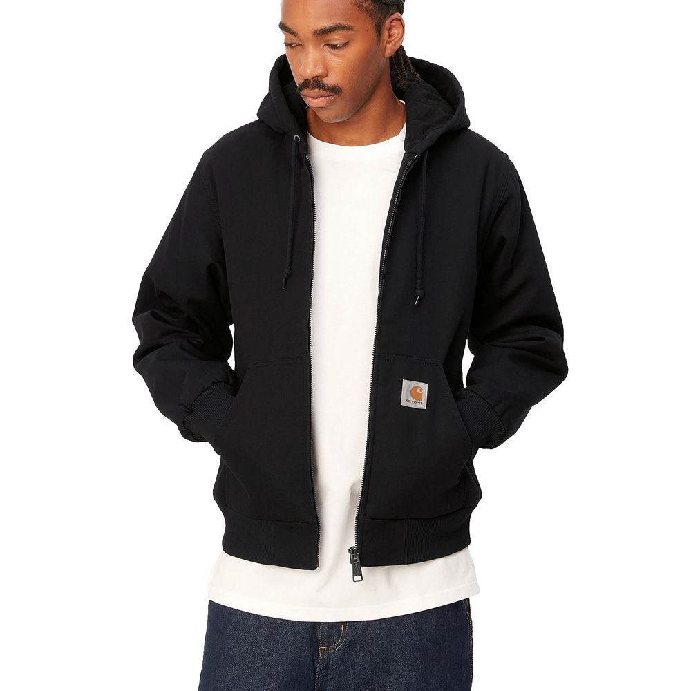 Giacca Carhartt WIP Active Jacket (Winter) Black Rigid – indossata vista di tre quarti