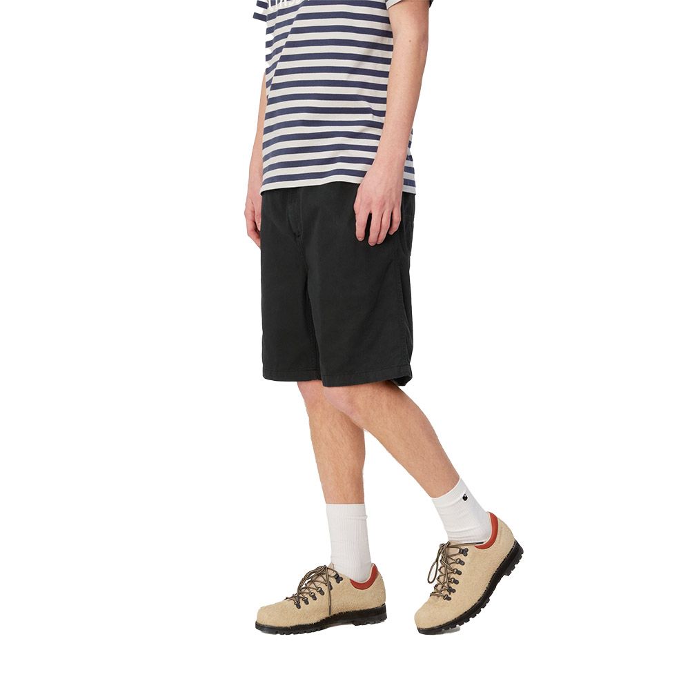 Short Carhartt WIP Flint Short Black Garment Dyed – indossati vista laterale