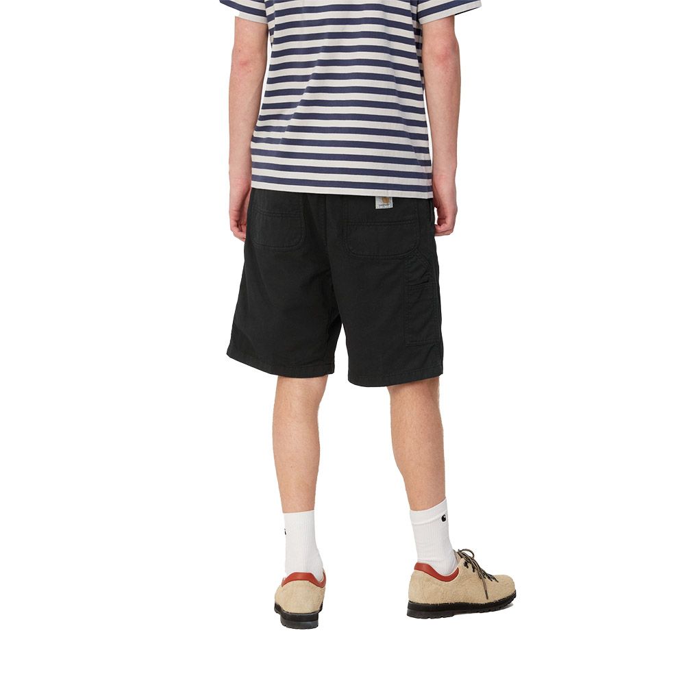 Short Carhartt WIP Flint Short Black Garment Dyed – indossati vista posteriore