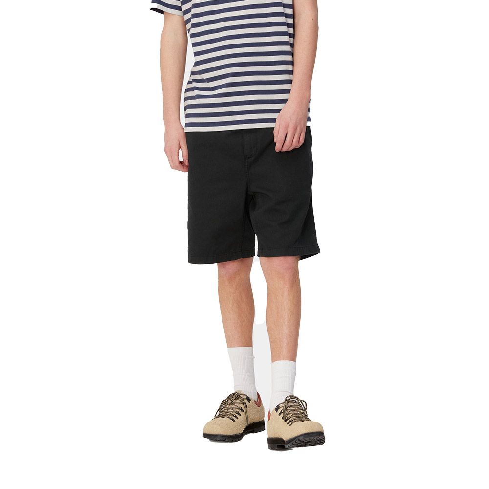 Short Carhartt WIP Flint Short Black Garment Dyed – indossati vista frontale