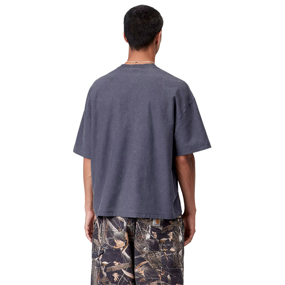 T-shirt Carhartt WIP S/S Lambert T-Shirt Dark Navy / Moon Wash – indossata vista posteriore