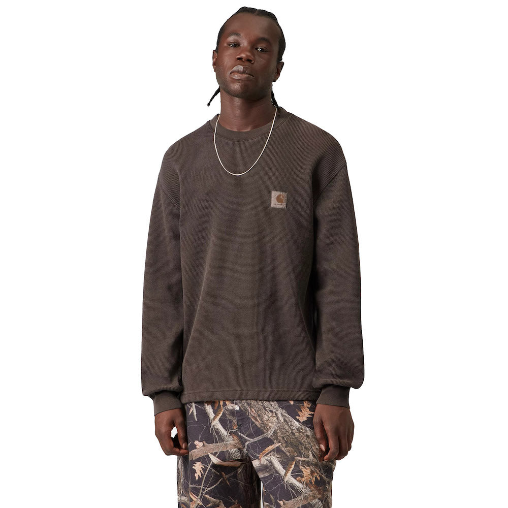T-shirt Carhartt WIP L/S Vista Waffle T-Shirt Tobacco / Garment Dyed – indossata vista frontale