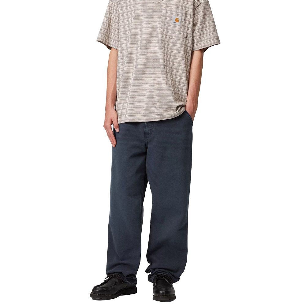 Pantaloni Carhartt WIP Simple Pant Dark Navy Stone Canvas – indossati vista frontale