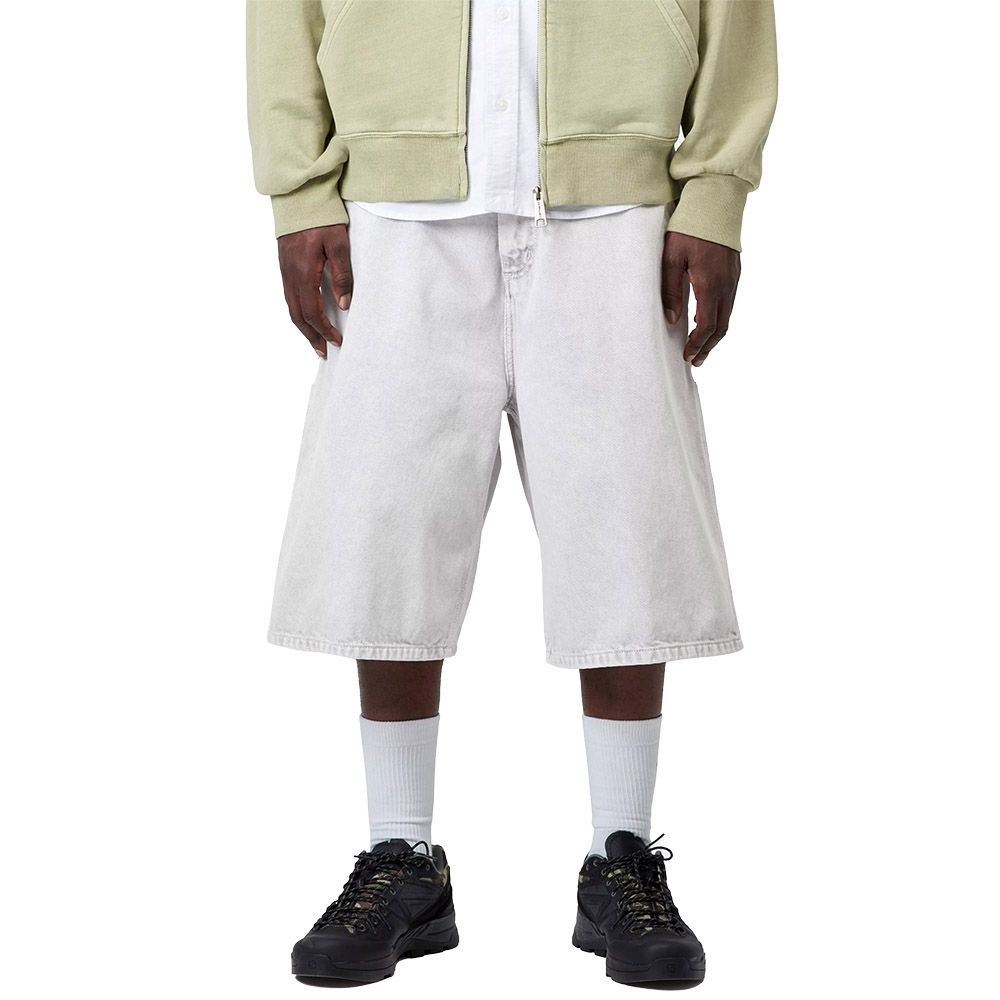 Short Carhartt WIP OG Single Knee Short Black Chalk Wash – indossati vista frontale