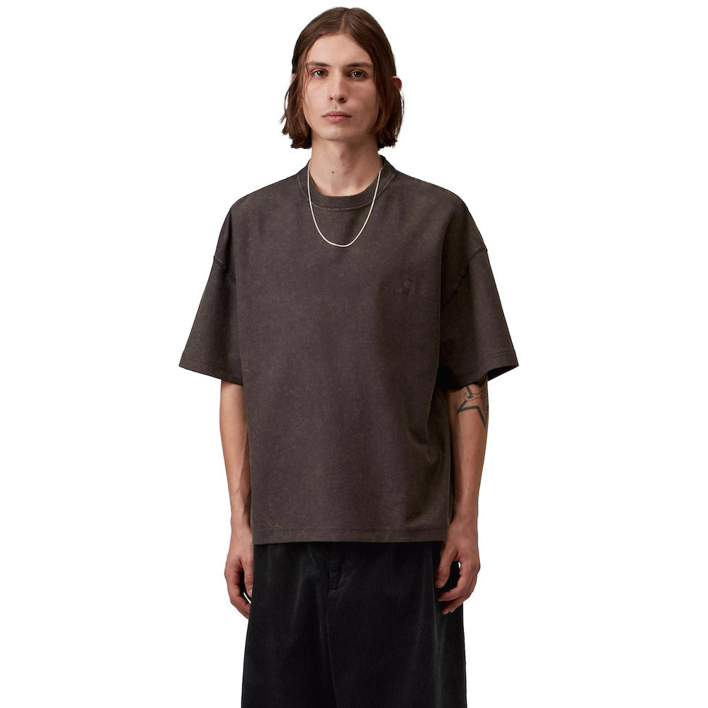 T-shirt Carhartt WIP S/S Lambert T-Shirt Tobacco Moon Wash – indossata vista frontale