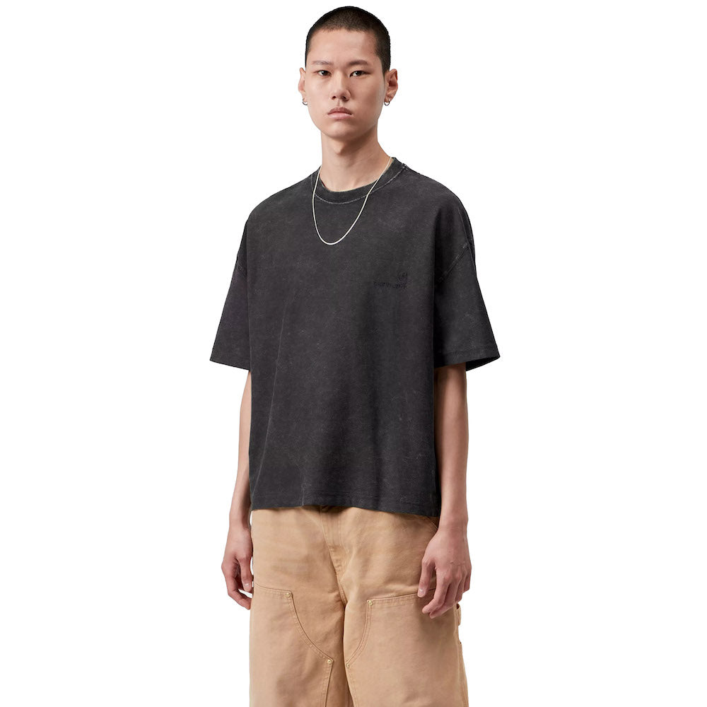 T-shirt Carhartt WIP S/S Lambert T-Shirt Black Moon Wash – indossata vista frontale