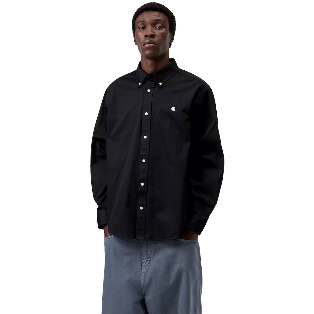 Camicia Carhartt WIP L/S OG Madison Shirt Black – indossata vista frontale