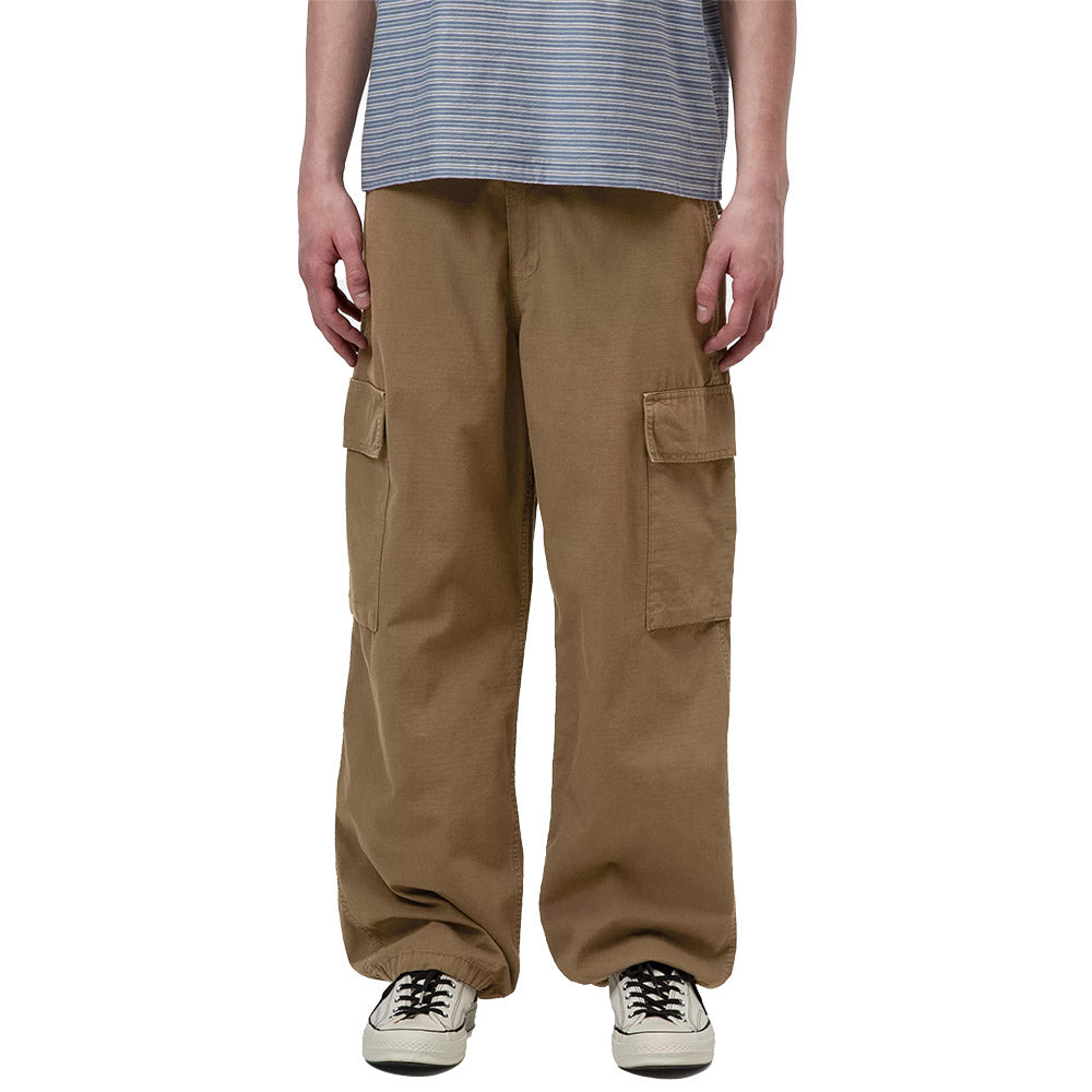 Pantaloni cargo Carhartt WIP Kade Cargo Pant Dark Beech / Garment Dyed – indossati vista frontale