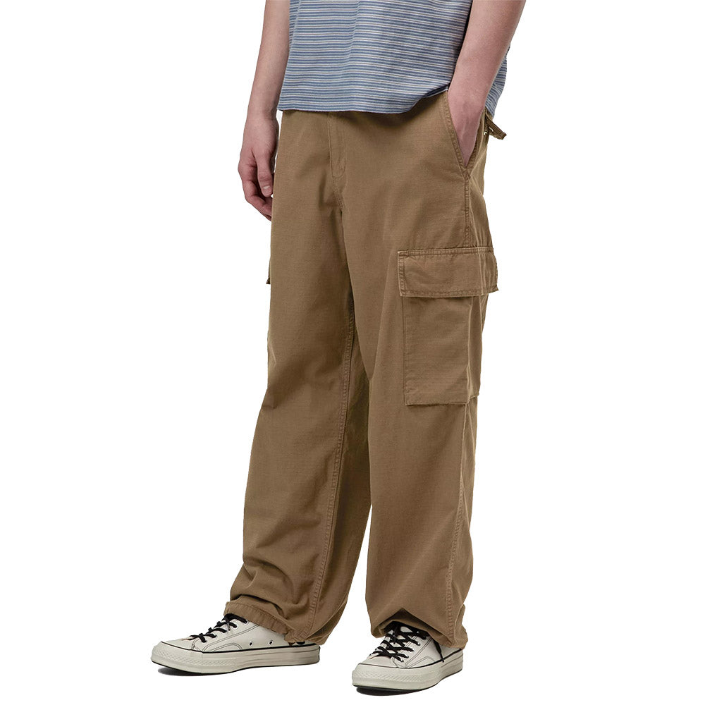 Pantaloni cargo Carhartt WIP Kade Cargo Pant Dark Beech / Garment Dyed – indossati vista di tre quarti
