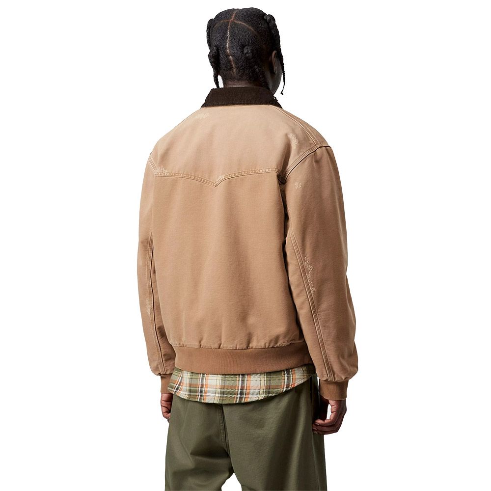 Giacca Carhartt WIP OG Santa Fe Jacket Hamilton Brown / Tobacco Grind Wash – indossata vista posteriore
