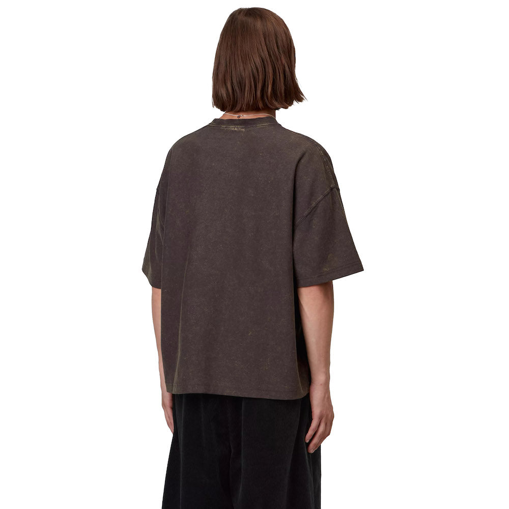 T-shirt Carhartt WIP S/S Lambert T-Shirt Tobacco Moon Wash – indossata vista posteriore