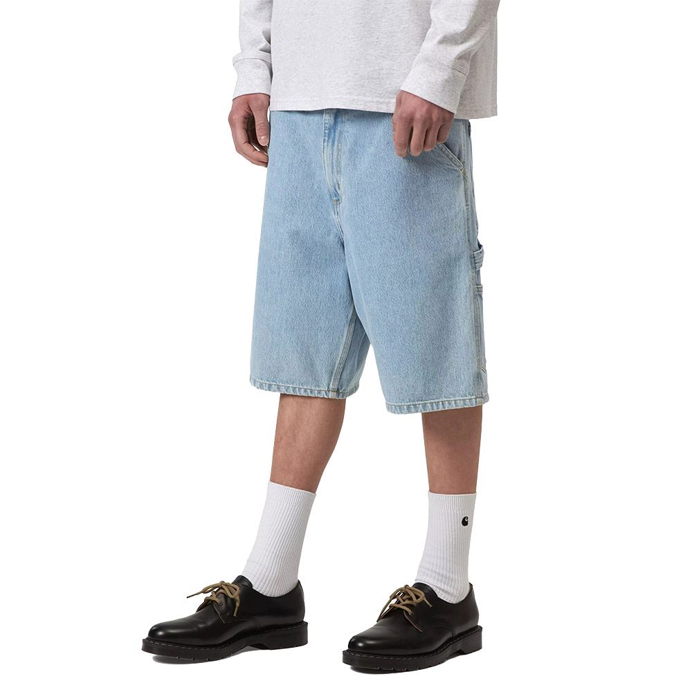 Short Carhartt WIP Single Knee Short Blue Heavy Stone Bleached – indossati vista di tre quarti