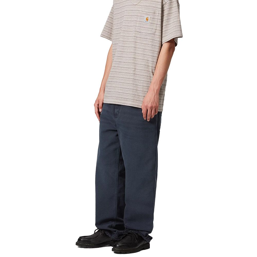 Pantaloni Carhartt WIP Simple Pant Dark Navy Stone Canvas – indossati vista di tre quarti
