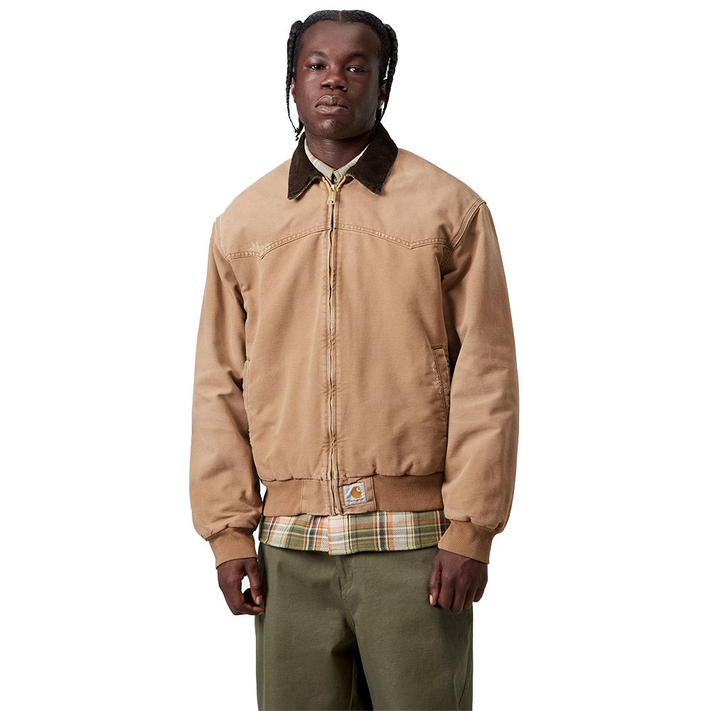 Giacca Carhartt WIP OG Santa Fe Jacket Hamilton Brown / Tobacco Grind Wash – indossata vista di tre quarti