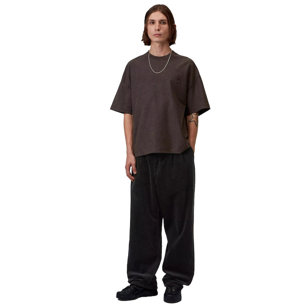 T-shirt Carhartt WIP S/S Lambert T-Shirt Tobacco Moon Wash – indossata figura intera