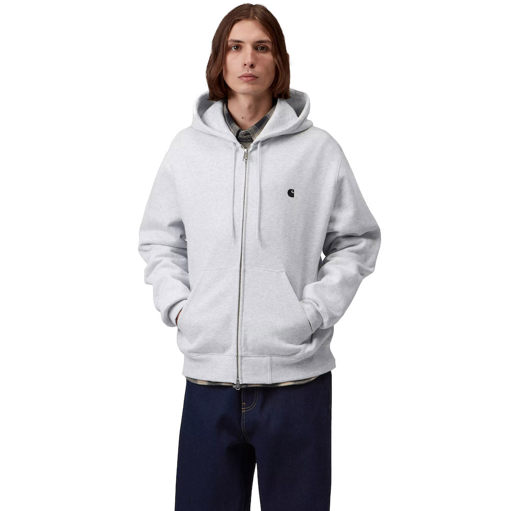 Felpa con cappuccio Carhartt WIP Hooded Mack Sweat Jacket Ash Heather – indossata vista di tre quarti