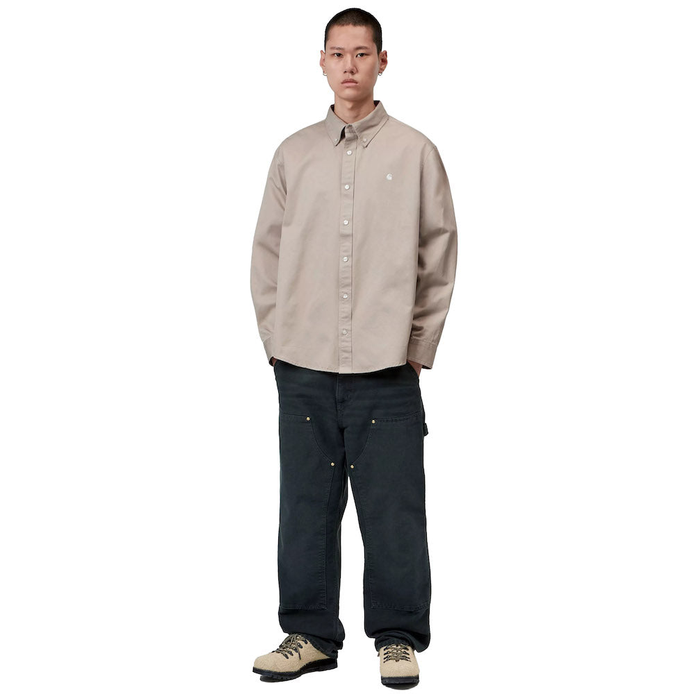 Camicia Carhartt WIP L/S OG Madison Shirt Fleur de Sel – indossata figura intera
