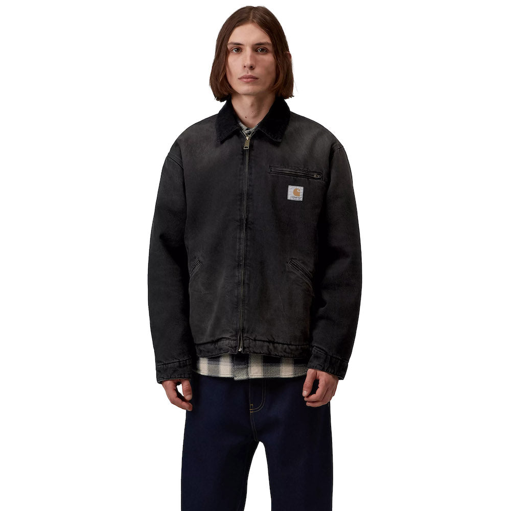 Giacca Carhartt WIP OG Detroit Jacket Black / Black, Tobacco Used Wash – indossata vista di tre quarti