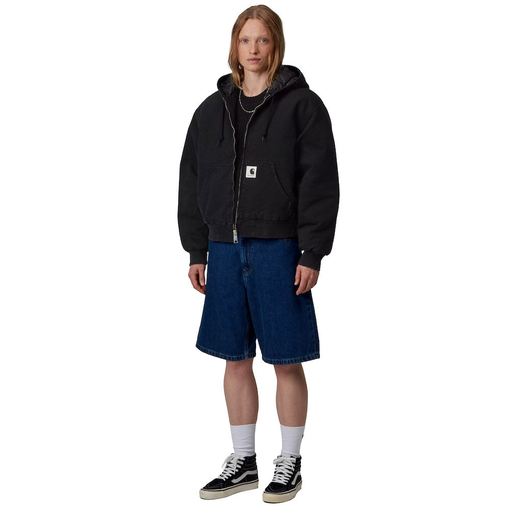 Giacca Carhartt WIP Women's OG Active Jacket Black / Stone Canvas – indossata figura intera