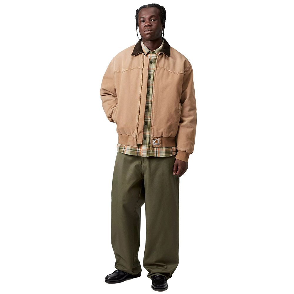 Giacca Carhartt WIP OG Santa Fe Jacket Hamilton Brown / Tobacco Grind Wash – indossata figura intera