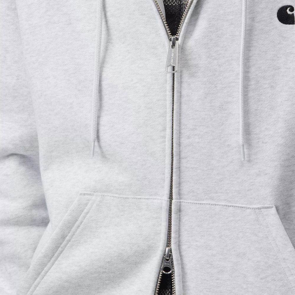 Felpa con cappuccio Carhartt WIP Hooded Mack Sweat Jacket Ash Heather – dettaglio indossato