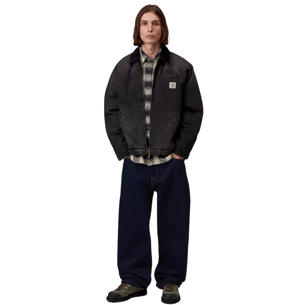 Giacca Carhartt WIP OG Detroit Jacket Black / Black, Tobacco Used Wash – indossata figura intera