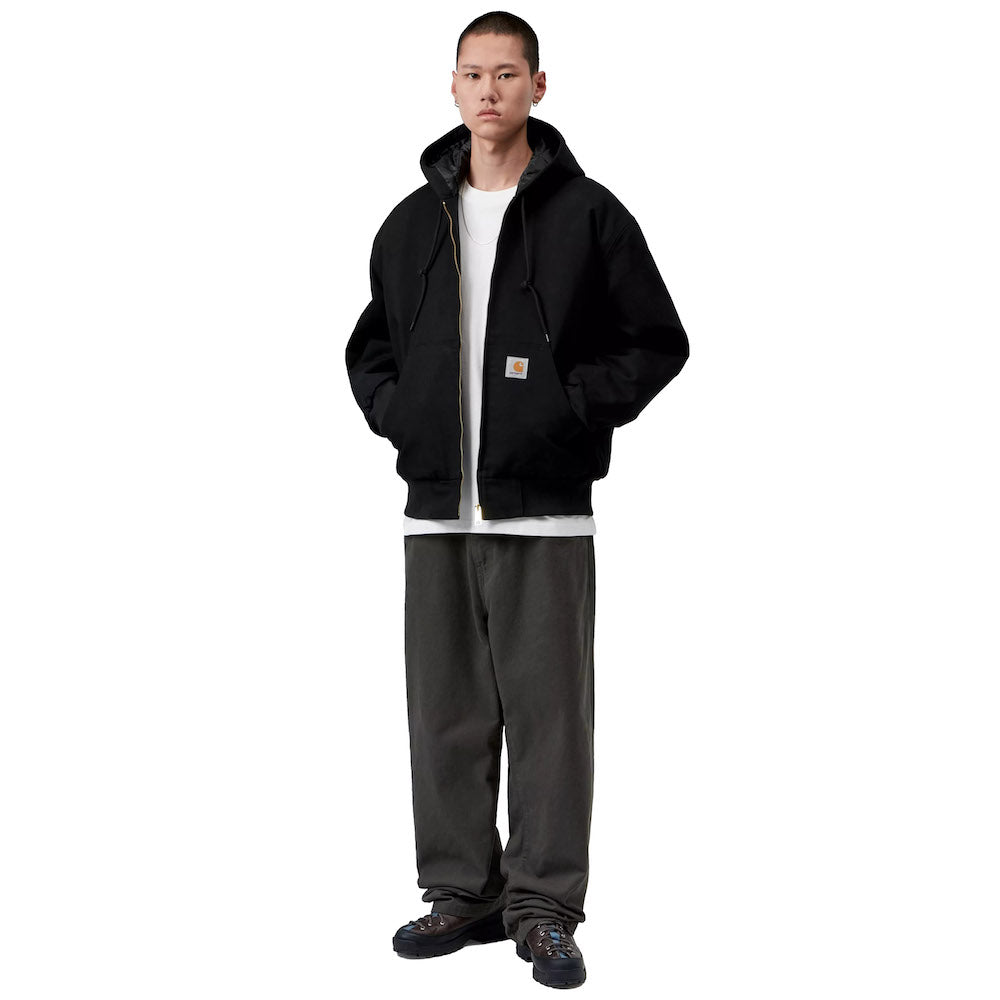 Giacca Carhartt WIP OG Active Jacket Black / Rigid – indossata figura intera