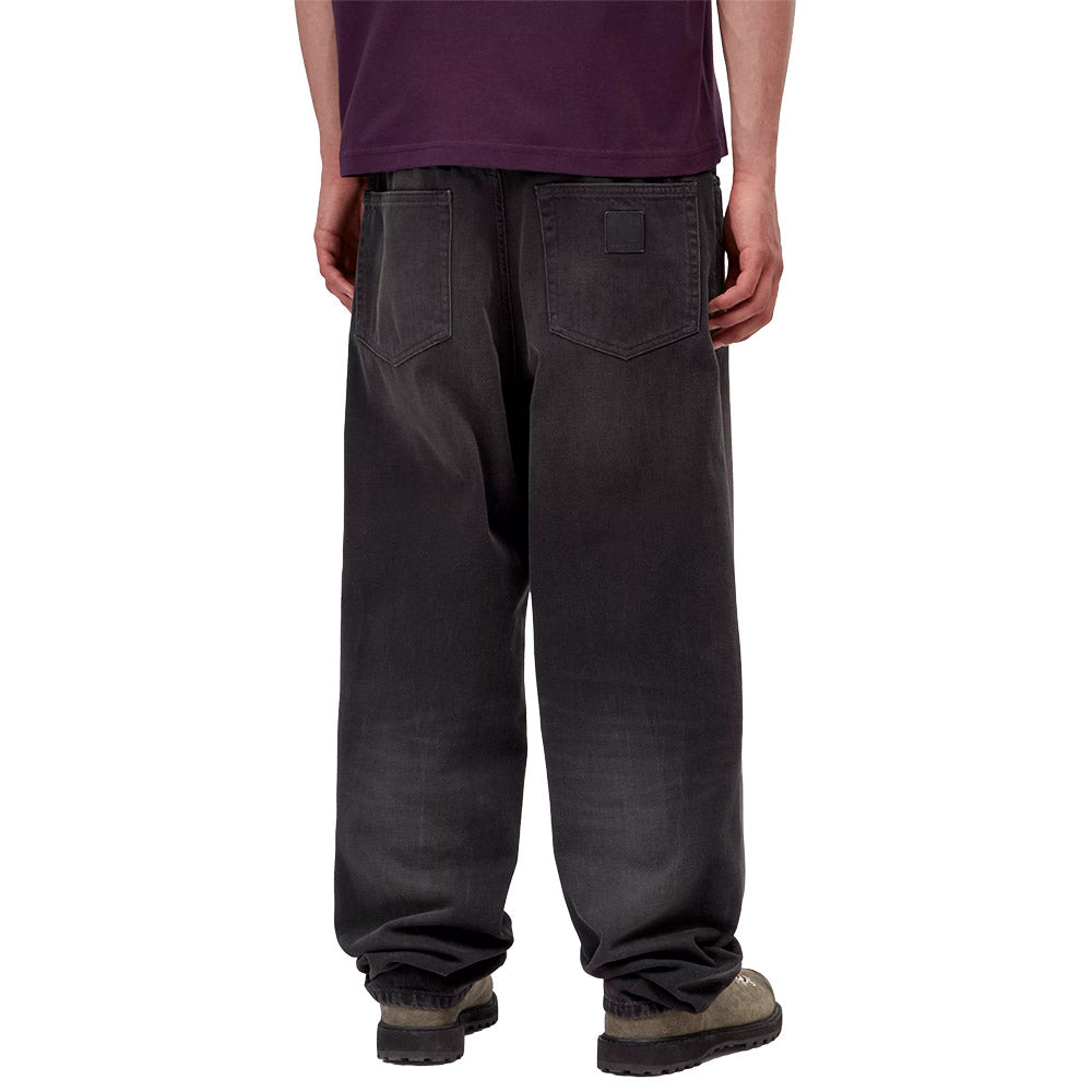 Jeans Carhartt WIP Aaron Pant Black / Tobacco Used Wash – indossati vista posteriore