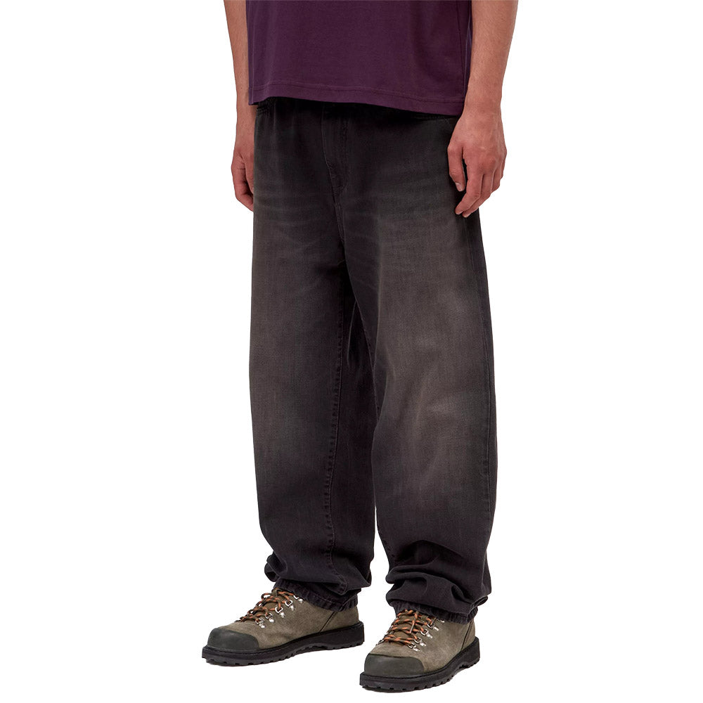 Jeans Carhartt WIP Aaron Pant Black / Tobacco Used Wash – indossati vista di tre quarti