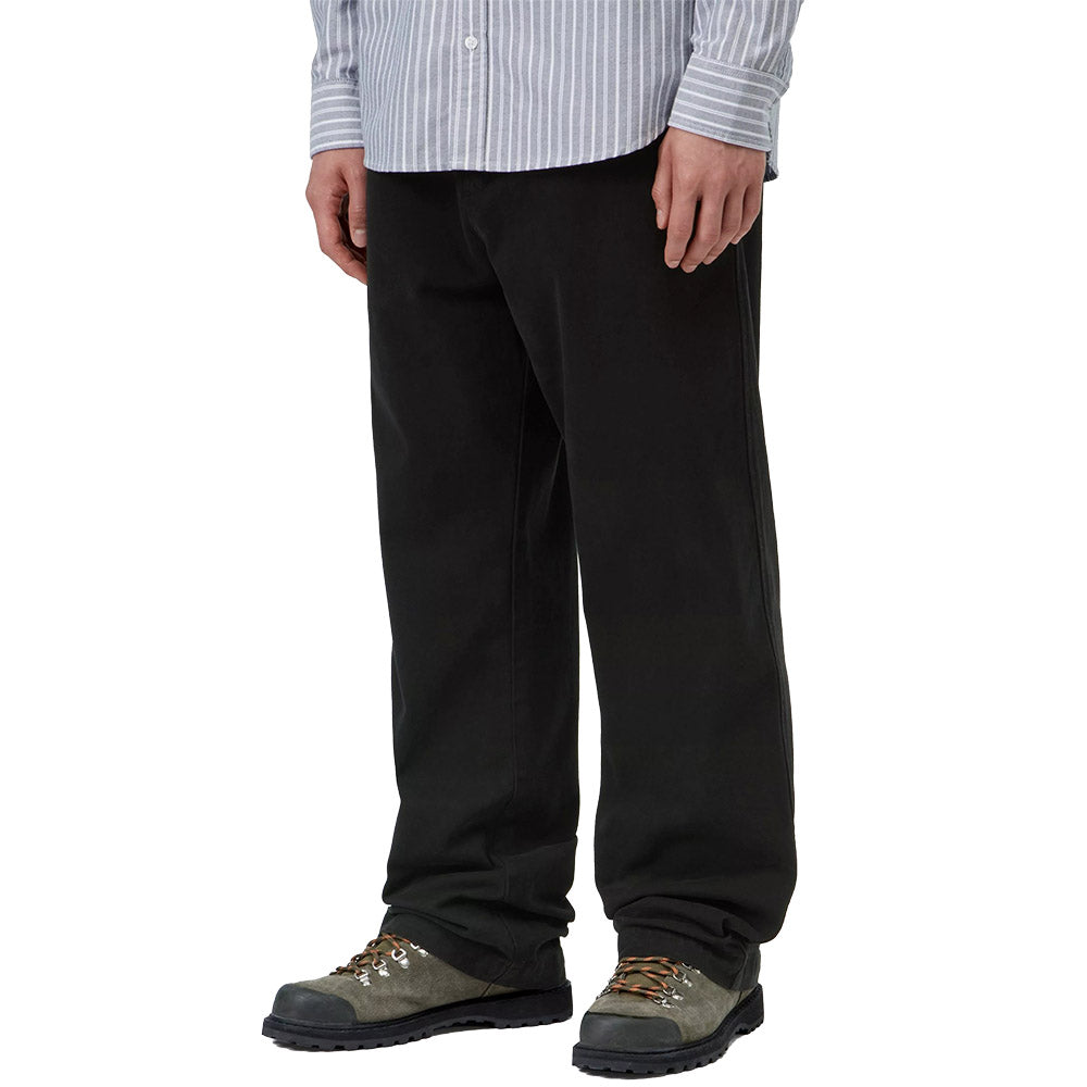 Pantaloni Carhartt WIP Floyde Pant Black / Garment Dyed – indossati vista di tre quarti